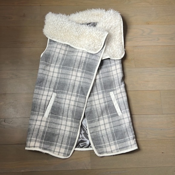 𝅺nwt Me Jane Faux Sherpa Fur Gray Plaid Vest - Picture 4 of 4